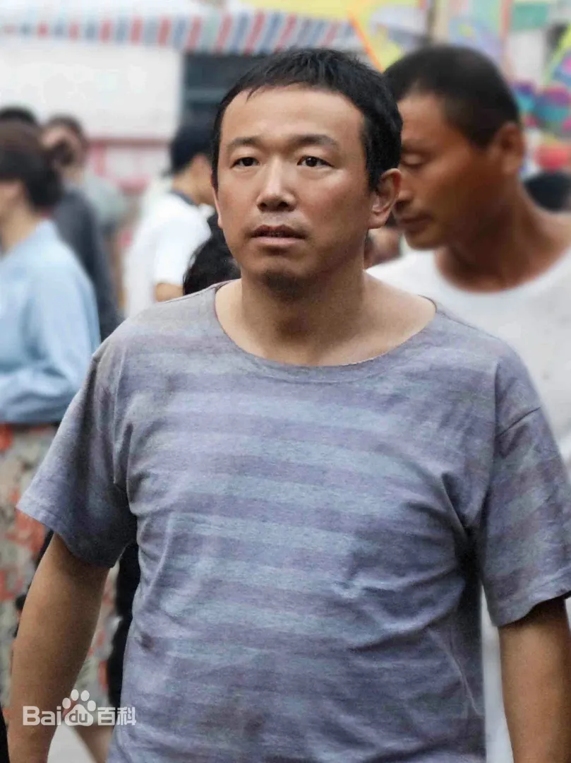 大陸電影《無價之寶》:劇情簡介&人物介紹;本片由張譯、潘斌龍、周依然、程曦領銜主演,講述兩個退休工人本意追討債款,卻最終收養欠債人女兒的故事,本片翻拍自成東鎰、河智苑、金熙元、朴昭怡主演的韓國電影《無價之保》,定於2023年11月10日在中國大陸上映。 - 第4張圖 大陸電影《無價之寶》:劇情簡介&人物介紹;本片由張譯、潘斌龍、周依然、程曦領銜主演,講述兩個退休工人本意追討債款,卻最終收養欠債人女兒的故事,本片翻拍自成東鎰、河智苑、金熙元、朴昭怡主演的韓國電影《無價之保》,定於2023年11月10日在中國大陸上映。